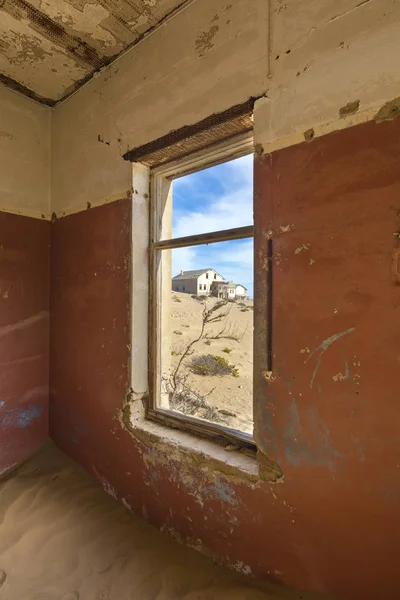 Bekijken door op Kolmanskop raam — Stockfoto