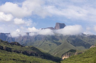 Bulutlar Drakensberg Güney Afrika ile Sentinel