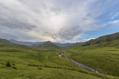 Nehir dağ ve bulutlar Drakensberg Güney Afrika
