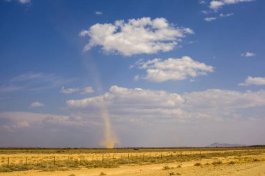 Namibya'nın ovalarında kasırga