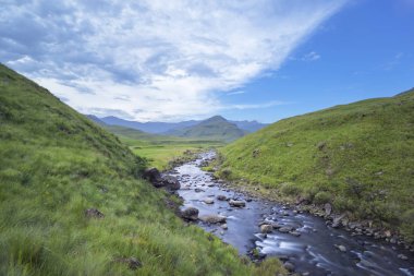 Drakensberg Güney Afrika altındaki vadide akan nehir