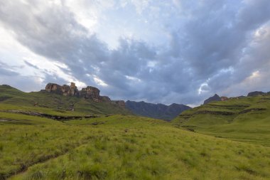 Dağ Drakensberg Güney Afrika yolunu ayak