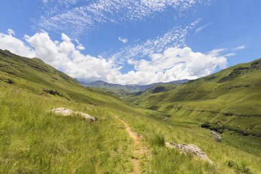 Yol Drakensberg Güney Afrika Vadisi'nde ayak