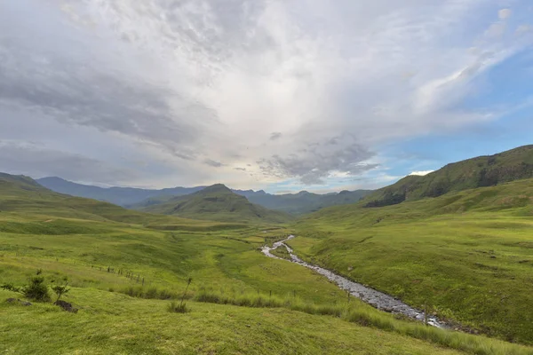 Yeşil vadi ve bulutlar Drakensberg Güney Afrika