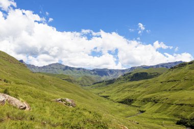 Yeşil vadi ve dağ Drakensberg Güney Afrika