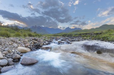 Su akışı kayalar Drakensberg Güney Afrika üzerinde