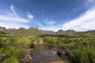 Düşük-su üzerinde çalışan su Drakensberg Güney Afrika köprü