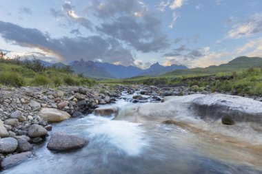 Düşük su seviyesi nehir Drakensberg Güney Afrika