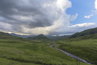 Bulutlar üzerinde yeşil vadi ve nehir Drakensberg Güney Afrika