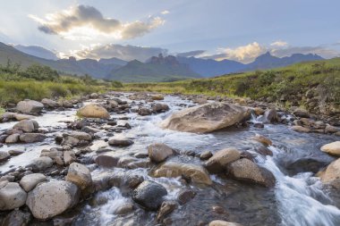 Drakensberg Güney Afrika nehir taşları üzerinde akan nehir yatak