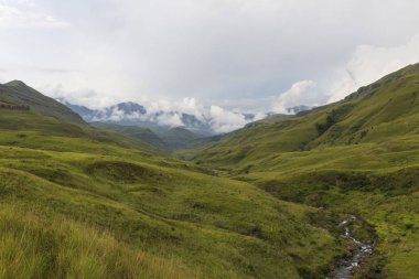 Alçak bulutlar yağmur Drakensberg Güney Afrika sonra