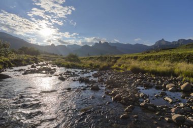 Güneş ışığı yansıtacak Drakensberg Güney Afrika nehir su