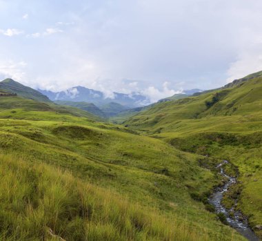 Alçak bulutlar yağmur Drakensberg Güney Afrika sonra Dağı'nda