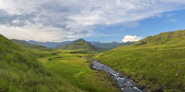 Yeşil Vadi Drakensberg Güney Afrika nehir akışında