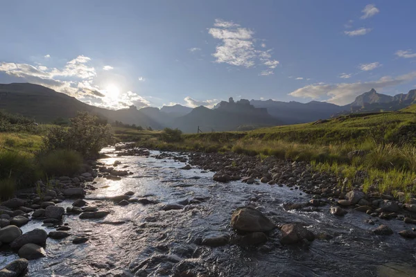 Nízké Slunce Odrážejí Vodě Řece Drakensberg Jižní Afrika — Stock fotografie