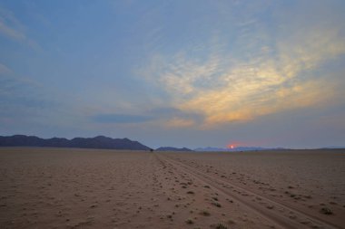 Jeep dağ Namibya izler