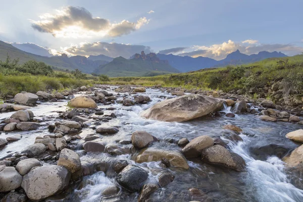 Río Que Fluye Por Las Rocas Lecho Del Río Drakensberg —  Fotos de Stock