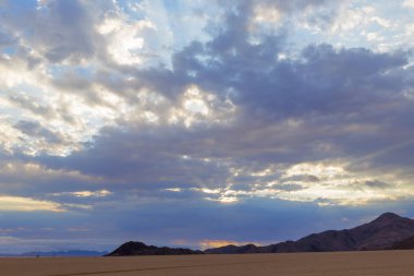 Çölde bulutlu gündoğumu