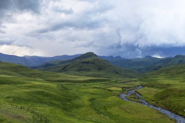 Dağ ve yeşil vadi üzerinde yağmur