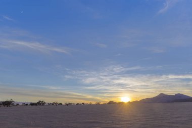 Kurak çöl ülkesi üzerinde gündoğumu