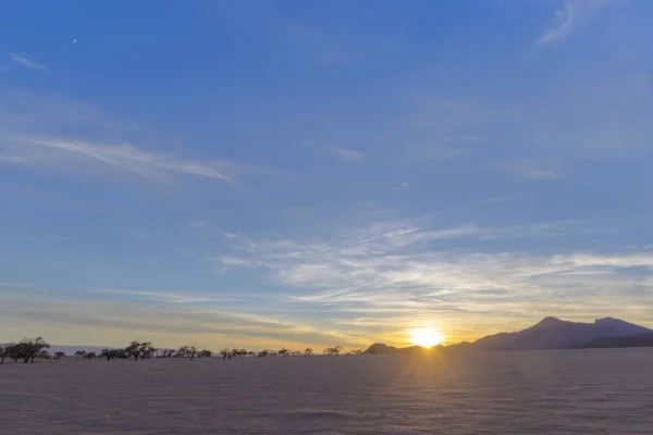 Nascer do sol sobre o deserto árido — Fotografia de Stock