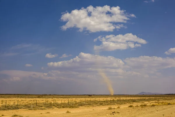 Torbellino levanta polvo en la llanura en el desierto —  Fotos de Stock