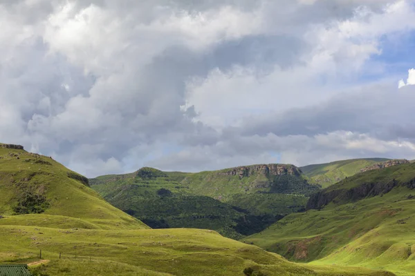 Nubes azules sobre montañas verdes —  Fotos de Stock