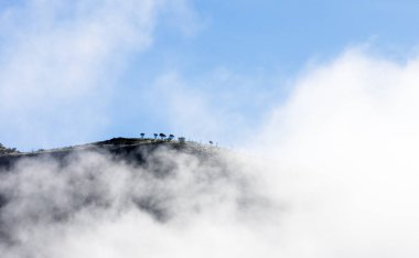 Tepe nin üstünden alçak bulutlar