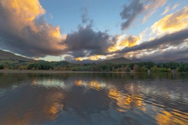 Sarı renkli bulutlar ve sonbahar ağaçları