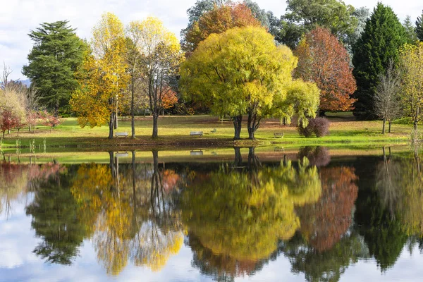 Reflection of autumn colored trees on the water — Stock Photo, Image