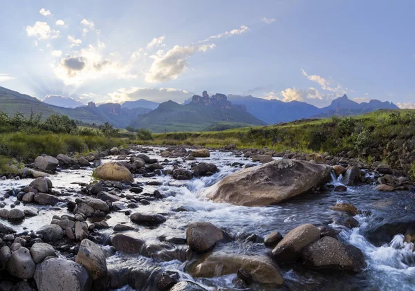 Grandes rocas en el lecho del río —  Fotos de Stock