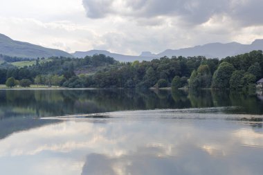 Bulutlar su yansıması
