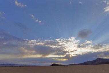 Bulutların arasından gün ışığı ışınları