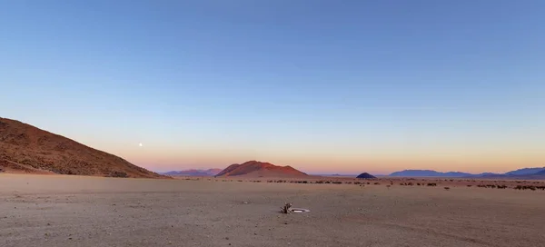 Luna llena en el desierto al atardecer — Foto de Stock