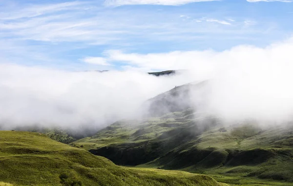Nubes bajas se mueven sobre la montaña —  Fotos de Stock