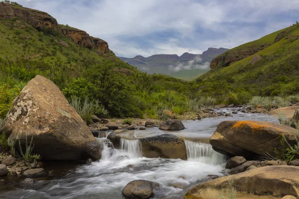 Pequeña cascada en la corriente de montaña —  Fotos de Stock