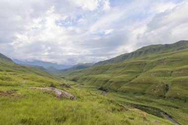 Dağdaki yeşil vadide bulutlar