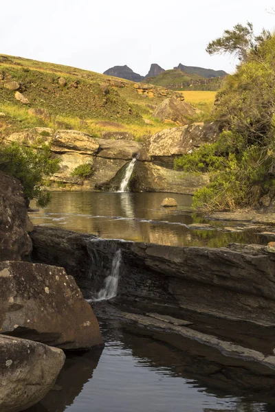 L'acqua scorre nella piccola piscina di montagna — Foto Stock