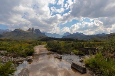 Drakensberg 'e giden yolda alçak su köprüsü