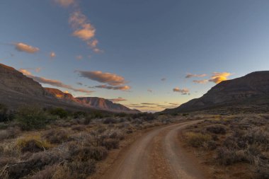 Güneş battıktan sonra Karoo 'daki kuru vadide izler var.