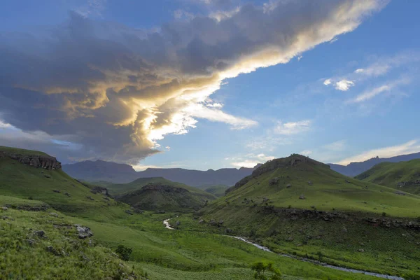 Geel Gekleurde Wolk Bij Zonsondergang Boven Groene Vallei — Stockfoto