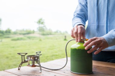 Kamp alanında gaz ocağı ve gaz tüpüyle yemek pişirmek.