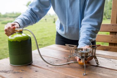 Kamp alanında gaz ocağı ve gaz tüpüyle yemek pişirmek.