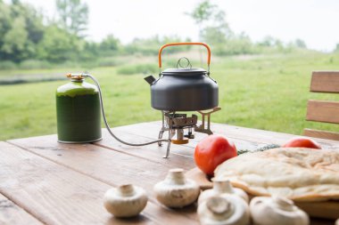 Kamp alanında gaz ocağı ve gaz tüpüyle çay ya da kahve yapmak.
