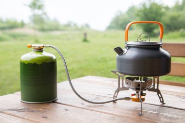 Çaydanlık, kamp alanında gaz tüpü olan bir turist ocağında kahve ya da çay yapmak anlamına geliyor.