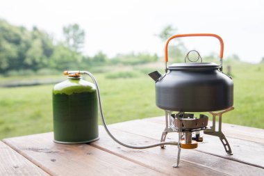 Çaydanlık, kamp alanında gaz tüpü olan bir turist ocağında kahve ya da çay yapmak anlamına geliyor.