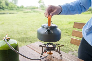Çay ve kahve yapmak için turist gereçleri ısıtıcısı ve mutfak.