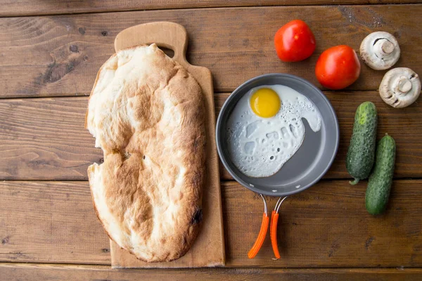Kamp alanında bir piknikte çırpılmış yumurta.