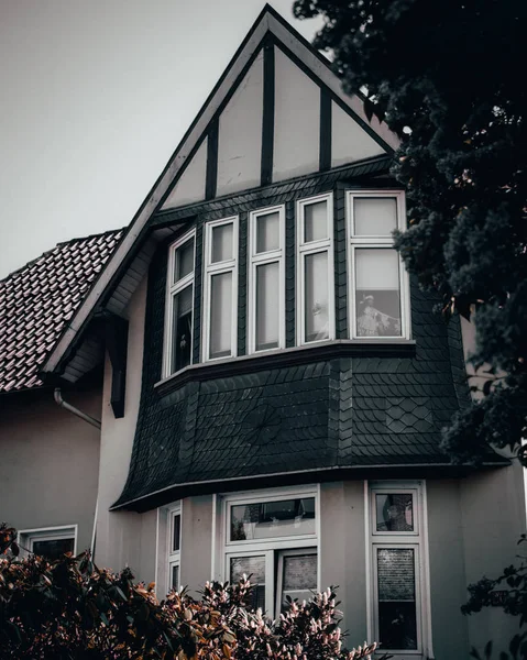 Mavi cepheli ve ön avlulu eski mimari ev