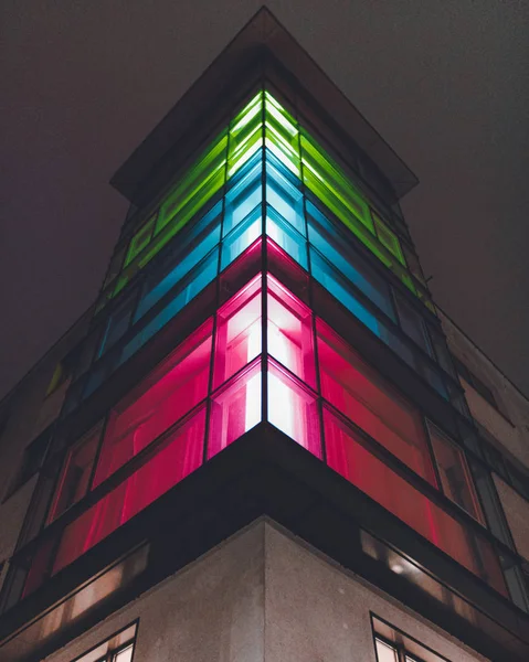 Arquitetura moderna com verde azul e vermelho jogo de cores à noite — Fotografia de Stock